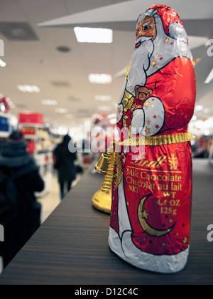 Interno del dal grande magazzino Selfridges che mostra il cioccolato Santa, Oxford Street, City of Westminster, Londra, Inghilterra, Regno Unito Foto Stock