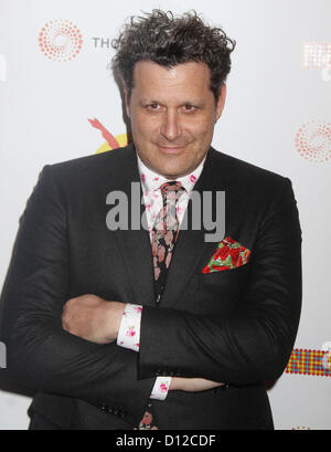 Dicembre 5, 2012 - New York New York, Stati Uniti - Designer ISAAC MIZRAHI assiste il nuovo 42nd Street, di Gala in onore di Australia consiglio per le arti nella celebrazione del nuovo Teatro Vittoria di programmi di formazione che si terranno presso il nuovo Teatro Vittoria. (Credito Immagine: © Nancy Kaszerman/ZUMAPRESS.com) Foto Stock