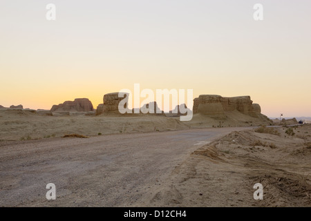 Xinjiang, Cina: strada nel deserto dei Gobi Foto Stock