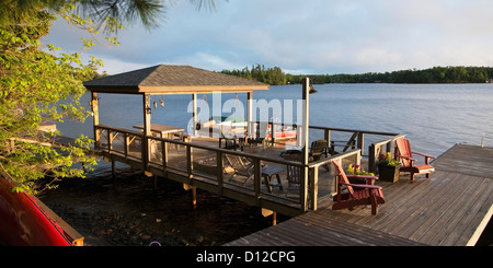 Mobili da giardino in legno Dock sul lago; Lago di boschi Ontario Canada Foto Stock