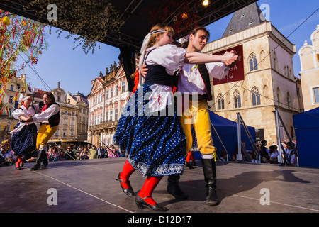 Ballerini in costume tradizionale effettuando al mercato di Pasqua tappa in Piazza della Città Vecchia di Praga, Repubblica Ceca. Foto Stock