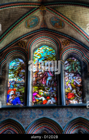 Salisbury Cattedrale Anglicana Chiesa della Beata Vergine Maria di stile gotico le finestre di vetro macchiate, Wiltshire, Inghilterra Foto Stock