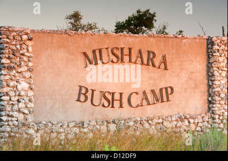 Mushara Bush Camp entrata a Mushara Lodge, riserva privata vicino all'ingresso al Parco Nazionale di Etosha, Regione di Oshikoto, Namibia, Africa Foto Stock