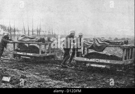 Le ambulanze essendo spinto lungo binari del treno durante la Prima Guerra Mondiale Foto Stock