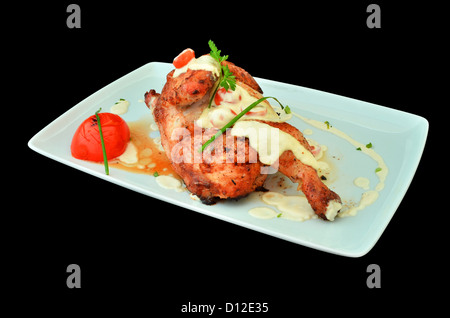 Gamba di pollo cotti in forno con bianco salsa di cipolle Foto Stock
