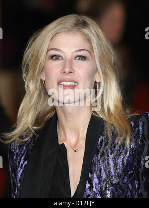 ROSAMUND PIKE LES MISERABLES UK PREMIERE Londra Inghilterra Regno Unito 05 Dicembre 2012 Foto Stock