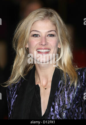 ROSAMUND PIKE LES MISERABLES UK PREMIERE Londra Inghilterra Regno Unito 05 Dicembre 2012 Foto Stock