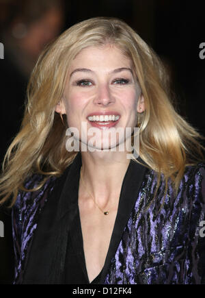 ROSAMUND PIKE LES MISERABLES UK PREMIERE Londra Inghilterra Regno Unito 05 Dicembre 2012 Foto Stock