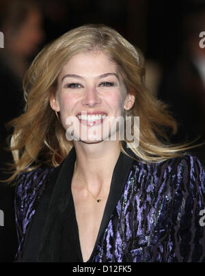 ROSAMUND PIKE LES MISERABLES UK PREMIERE Londra Inghilterra Regno Unito 05 Dicembre 2012 Foto Stock