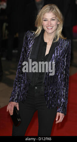 ROSAMUND PIKE LES MISERABLES UK PREMIERE Londra Inghilterra Regno Unito 05 Dicembre 2012 Foto Stock