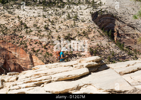 Giovane donna trekking lungo un angelo della pista di atterraggio nel Parco Nazionale di Zion Foto Stock