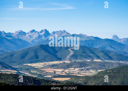 Paesaggio in Aragón con montagne dei Pirenei gamma. Spagna. Foto Stock