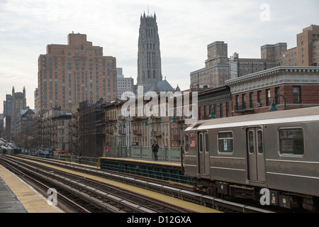 Le proprietà su Broadway si affacciano sui binari a 125th Street station New York STATI UNITI D'AMERICA Linea 1 vincolato per il centro della città Foto Stock