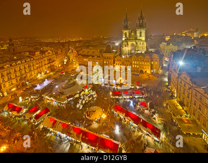 Piazza della Città Vecchia mercatino di Natale e la chiesa della Madre di Dio di Týn di notte, vista dalla torre dell'Orologio, Praga, Repubblica Ceca. Foto Stock