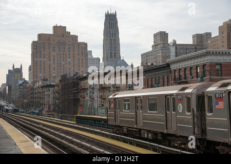 Le proprietà di Broadway si affacciano sui binari della 125th Street Station, New York, US, linea 1 diretta al centro della città Foto Stock