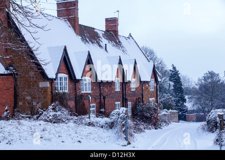 Il vecchio in mattoni rossi e pietra casa a capanna in snow, Pepe's Farm, Burton Lazars, melton mowbray, leicestershire, England, Regno Unito Foto Stock