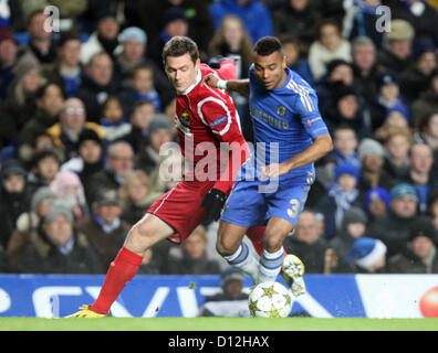 05.12.2012 Est di Londra, Inghilterra. Kasper Lorentzen di FC Nordsjaelland e Ashley Cole del Chelsea in azione durante la UEFA Champions League Gruppo e gioco tra Chelsea e FC Nordsjaelland da Stamford Bridge, Londra, Inghilterra Foto Stock