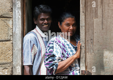 Il marito e la moglie dal villaggio di Waikkal, Sri Lanka, in piedi davanti alla porta di casa loro. Foto Stock