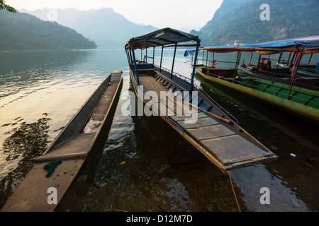 Barca in Ba essere Parco Nazionale,Vietnam Foto Stock