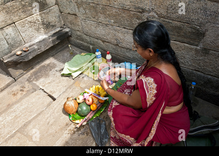 Donna fare una offerta rituale. Indù santuario. Polonnaruwa antica città. Sri Lanka Foto Stock