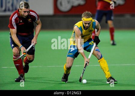 06.12.2012 Melbourne, Australia. Matteo Swann di Australia tentativi di outrun Dan assicelle di Inghilterra durante il maschile di hockey Champions Trophy dallo Stato Netball Hockey Center. Foto Stock