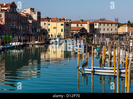 Townscape con un canal , un piccolo porto e belle riflessioni di acqua situato a Venezia,l'Italia. Foto Stock
