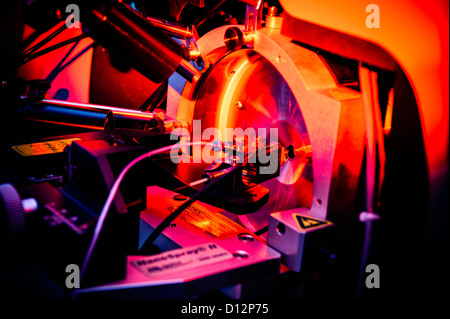 Close up di spettrometro di massa nano spray laser con illuminazione rossa Foto Stock