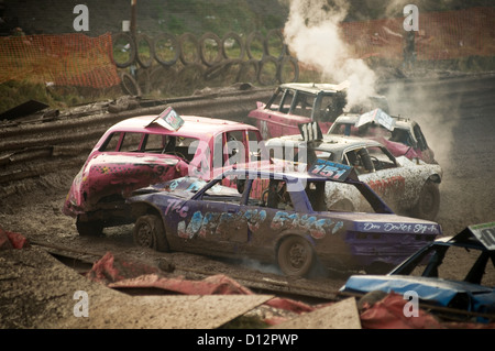 Banger racing crash di schiantarsi auto automobili stock gare race Demolition derby derbies distruzione fracassato di smash smashing up t Foto Stock