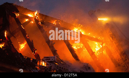 Un architrave incendio divampa in Berlino, Germania, 05 dicembre 2012. Il tentativo di fuggire dal fuoco di 62 anno vecchio scavalcato da una terza finestra del pavimento di una casa a Berlin-Lichtenberg e morì. Foto: Hannibal Hanschke Foto Stock