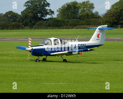 Piper PA-38-112 Tomahawk, Liverpool Scuola di Volo. SCO 8855 Foto Stock