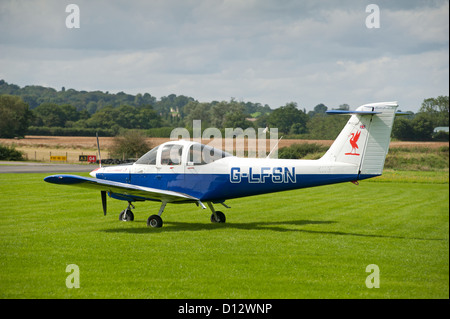 Piper PA-38-112 Tomahawk personale civile & addestramento aereo, Liverpool Scuola di Volo. SCO 8856 Foto Stock