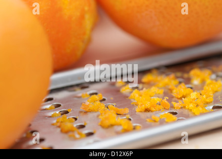 Grattugia e la scorza degli agrumi in cucina in legno superficie Foto stock  - Alamy