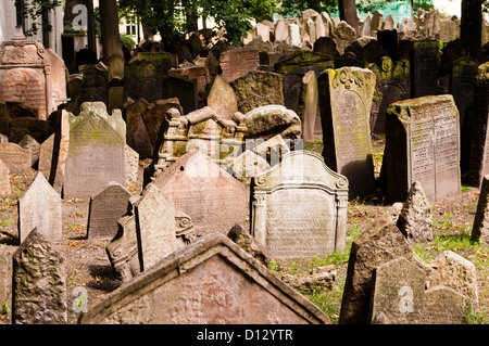 Il centro storico di Praga - il vecchio cimitero ebraico. Foto Stock