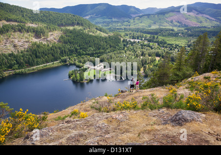 Una coppia Senior si affacciano sul lago Cowichan sull'Isola di Vancouver, British Columbia Canada Foto Stock