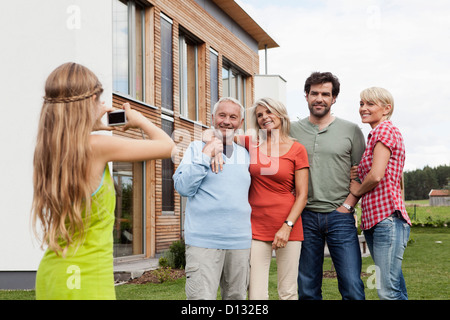 In Germania, in Baviera, Norimberga, ragazza tenendo fotografia di famiglia Foto Stock