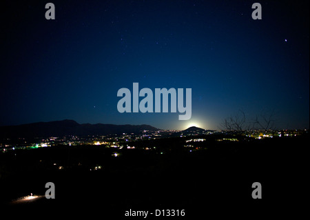 Vista del quartiere residenziale e colline di notte Foto Stock