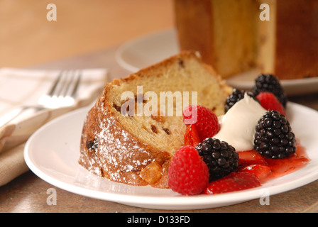 Appena sfornato il panettone italiano Natale pane con frutta e una fetta tagliata Foto Stock