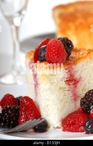 Fetta di pane appena sfornato angel food cake con frutta fresca Foto Stock