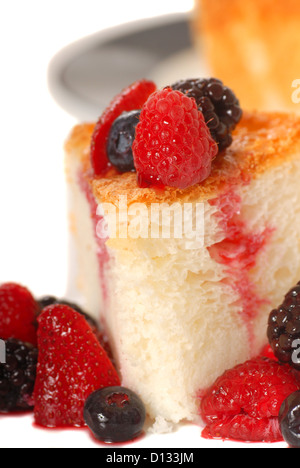 Fetta di pane appena sfornato angel food cake con frutta fresca Foto Stock
