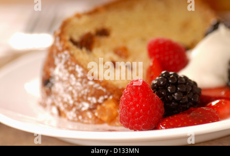 Pane appena sfornato fetta di panettone italiano pane di Natale con frutta shot con una profondità di campo ridotta Foto Stock