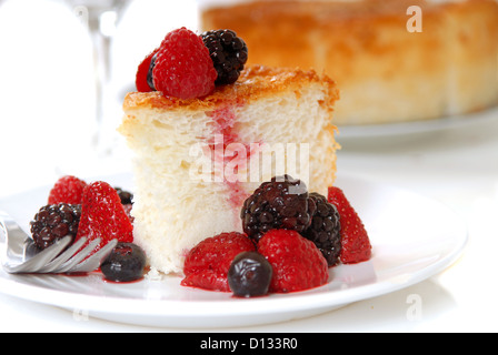 Fetta di pane appena sfornato angel food cake con frutta fresca Foto Stock