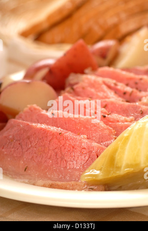 Deliziosi piatti fatti in casa " corned beef " e il cavolo a cena Foto Stock