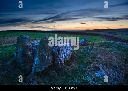 Tramonto a cinque pozzi neolitico chambered tomba nel Peak District, Derbyshire, Regno Unito Foto Stock