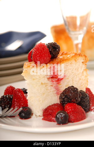 Fetta di pane appena sfornato angel food cake con frutta fresca Foto Stock