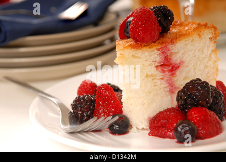 Fetta di pane appena sfornato angel food cake con frutta fresca Foto Stock