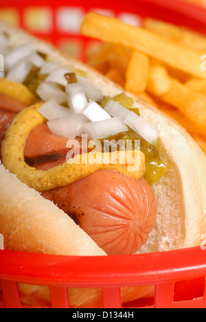 Grigliata di fresco di hot dog e patatine fritte con condimenti Foto Stock