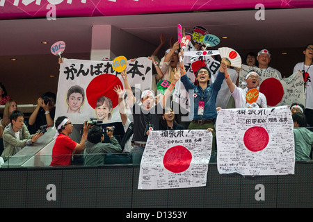 I fan giapponesi durante gli uomini della squadra di ginnastica a finale t egli Olimpiadi estive, Londra 2012 Foto Stock