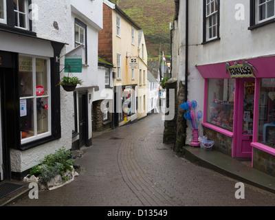 Port Isaac, Cornwall. Strada stretta nel pittoresco villaggio di pescatori Foto Stock