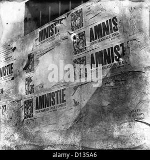 Manifesti stracciati, Parigi Francia degli anni sessanta in bianco e nero Foto Stock