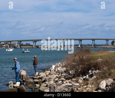 Giorno di apertura per la pesca Snook a Sebastian Stato ingresso parco all'Oceano Atlantico sulla costa orientale della Florida Foto Stock